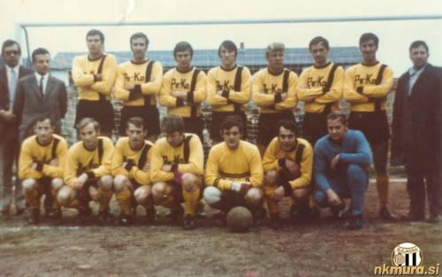 Karel Glažar (stoji tretji z leve) v dresu Bad Radkersburga. Trener Avstrijcev je bil Feri Maučec (stoji drugi z leve). Karel Glažar (stoji tretji z leve) v dresu Bad Radkersburga. Trener Avstrijcev je bil Feri Maučec (stoji drugi z leve).