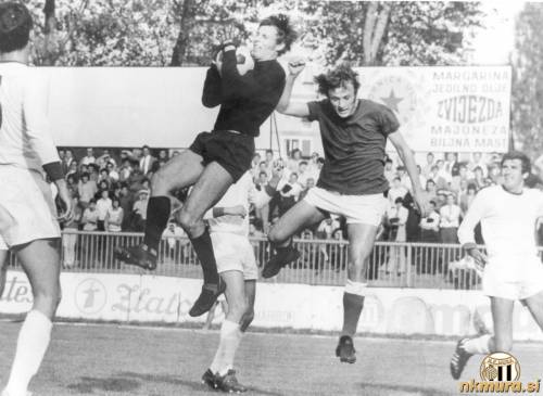 Maribor : Mura, 10. september 1972, II. zvezna liga zahod. Žogo je ujel vratar Mure Zoran Cirkvenčić. Karel Glažar je skrajno desno. Maribor : Mura, 10. september 1972, II. zvezna liga zahod. Žogo je ujel vratar Mure Zoran Cirkvenčić. Karel Glažar je skrajno desno.
