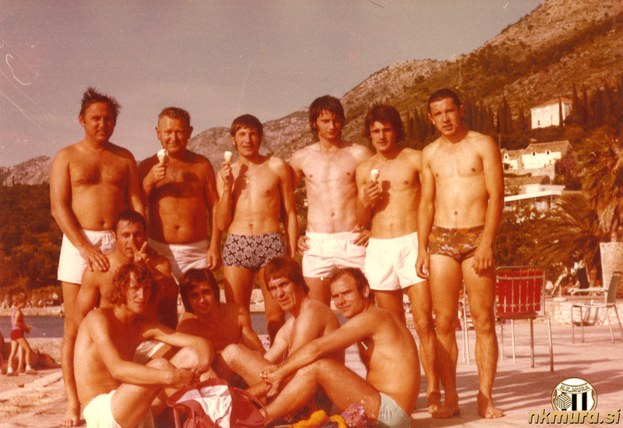 Muraši po tekmi II. zvezne lige z Leotarjem (23. september 1973). Fotografija je nastala septembra 1973 v Cavtatu. Zgornja vrsta od leve: Merica, dr. Perkič, Husar, Gavrilović, Vlaškalić, Šebjan. Na sredini: Koblencer. Spodnja vrsta: Horvat, Posavec, Purgaj in Kranjc.