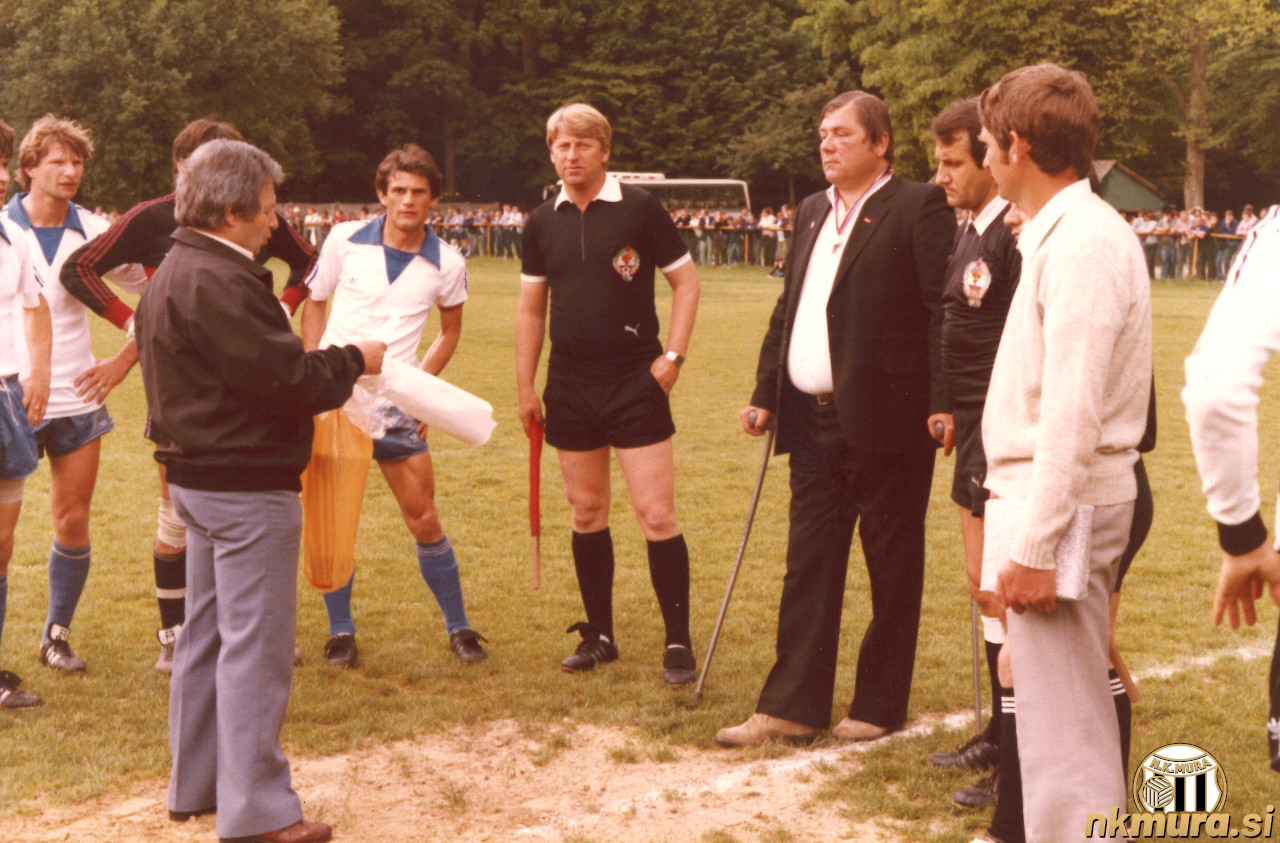 Pred tekmo Mura : Partizan (10. junij 1984). Zraven sodnika je kapetan Mure Vladimir Vlaškalić.