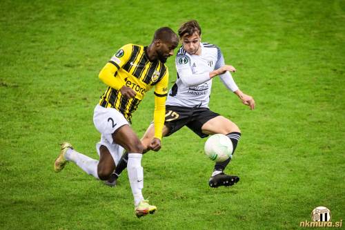 Eli Dasa in Tilen Ščernjavič na tekmi evropske konferenčne lige med Vitessejem in Muro, 9. decembra 2021.