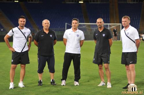Slobodan Đurič je bil del strokovnega štaba Mure na tekmi Lazio : Mura. Od leve: Damjan Ošlaj, Slobodan Đurić, Oliver Bogatinov (trener), Sebastijan Starovasnik in Franc Cifer. Slobodan Đurič je bil del strokovnega štaba Mure na tekmi Lazio : Mura. Od leve: Damjan Ošlaj, Slobodan Đurić, Oliver Bogatinov (trener), Sebastijan Starovasnik in Franc Cifer.