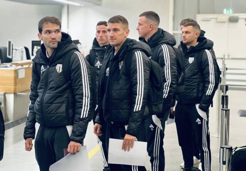 Muraši na dunajskem letališču. Od leve: Pucko, Nuhanović, Vrbanec, Raduha in Kurtović. Muraši na dunajskem letališču. Od leve: Pucko, Nuhanović, Vrbanec, Raduha in Kurtović.