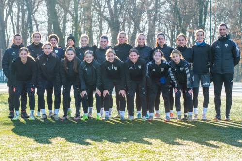 Stojijo od leve: Kokol (trener), Cvetkovič, Hrga, Kolbl, Dolinar, Dasović Ravnik, Truntič, Eferl, L. Kos, Pušenjak, Gjergjek, Kotnjek (pomočnik trenerja). Čepijo od leve: Sok, Serec, Jakšič, Rakovec, Vilčnik, Šoštarič Karič, Kavaš in Brčerević. Stojijo od leve: Kokol (trener), Cvetkovič, Hrga, Kolbl, Dolinar, Dasović Ravnik, Truntič, Eferl, L. Kos, Pušenjak, Gjergjek, Kotnjek (pomočnik trenerja). Čepijo od leve: Sok, Serec, Jakšič, Rakovec, Vilčnik, Šoštarič Karič, Kavaš in Brčerević.