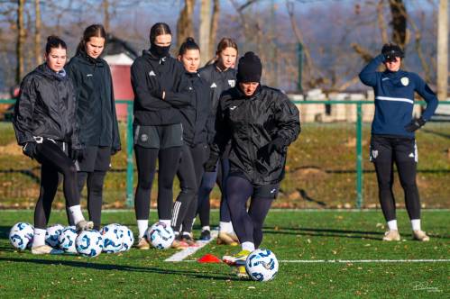 Prvi dan priprav na spomladanski del sezone. V ospredju je kapetanka Špela Kolbl. Prvi dan priprav na spomladanski del sezone. V ospredju je kapetanka Špela Kolbl.