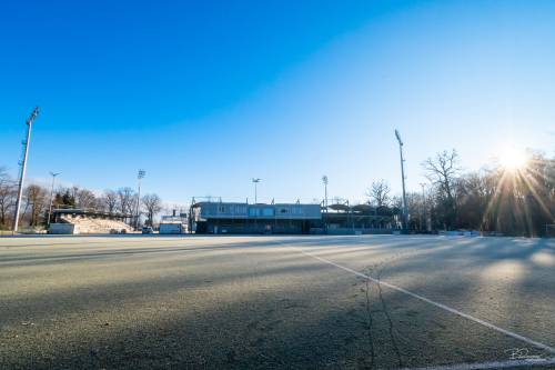 Pogled na igrišče z umetno travo v smeri Fazanerije. Pogled na igrišče z umetno travo v smeri Fazanerije.