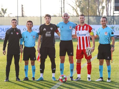 Fotografija kapetanov pred pričetkom tekme. Kapetan Mure je Kai Cipot, Crvene zvezde pa Uroš Spajić. Fotografija kapetanov pred pričetkom tekme. Kapetan Mure je Kai Cipot, Crvene zvezde pa Uroš Spajić.