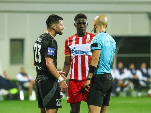 Vasileios Zogkos v pogovoru s sodnikom in igralcem Crvene zvezde. Vasileios Zogkos v pogovoru s sodnikom in igralcem Crvene zvezde.