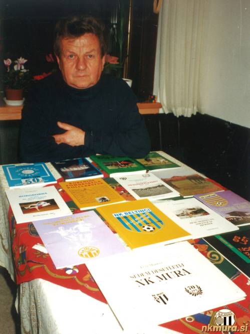 Feri Maučec s svojimi štirinajstimi knjigami oz. publikacijami. Feri Maučec s svojimi štirinajstimi knjigami oz. publikacijami.