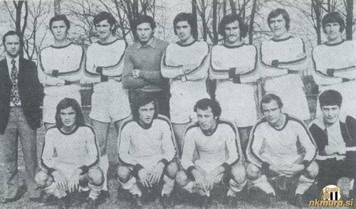 Nogometaši Mure leta 1974. Stojijo od leve: Maučec (trener), Kopač, Kukanja, Cirkvenčić, Posavec, Ilija Ivković, Škrbić, Husar. Čepijo z leve: Morec, Mörec, Turčik, Koblencer, Kranjc, Sraka. Nogometaši Mure leta 1974. Stojijo od leve: Maučec (trener), Kopač, Kukanja, Cirkvenčić, Posavec, Ilija Ivković, Škrbić, Husar. Čepijo z leve: Morec, Mörec, Turčik, Koblencer, Kranjc, Sraka.