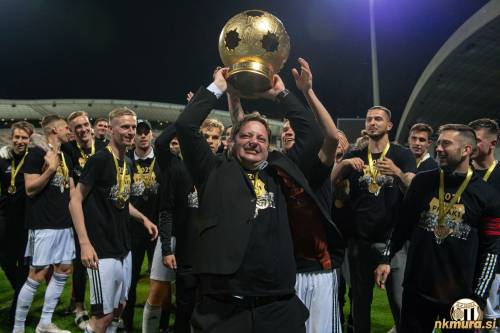 Predsednik Robert Kuzmič se z igralci veseli naslova državnih prvakov leta 2021. Predsednik Robert Kuzmič se z igralci veseli naslova državnih prvakov leta 2021.