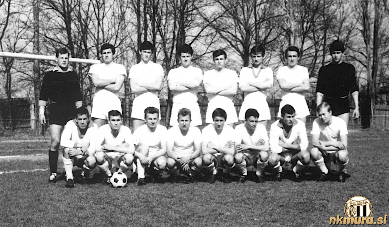Mura leta 1966. Stojijo od leve: Alojz Pihler, Karel Glažar, Vladimir Kukanja, Vlado Horvat, Anton Puškarič, Ervin Kerčmar, Emil Miloševič in Anton Slavic. Čepijo: Franc Lacko, Zlatko Tkalčec, Feri Maučec, Janez Sečko, Jože Martinuzzi, Jože Horvat, Milan Koblencer, Franjo Jandl. Mura leta 1966. Stojijo od leve: Alojz Pihler, Karel Glažar, Vladimir Kukanja, Vlado Horvat, Anton Puškarič, Ervin Kerčmar, Emil Miloševič in Anton Slavic. Čepijo: Franc Lacko, Zlatko Tkalčec, Feri Maučec, Janez Sečko, Jože Martinuzzi, Jože Horvat, Milan Koblencer, Franjo Jandl.