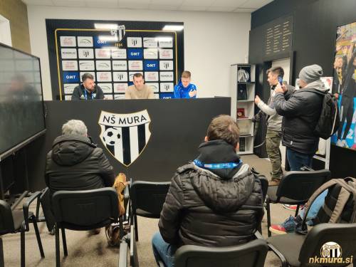 Novinarska konferenca predstavnikov Nafte po 64. prvenstvenem prekmurskem derbiju. Od leve: Smiljan Kuhar (medijski predstavnik), József Bozsik (trener Nafte) in Aleks Pihler (igralec Nafte).