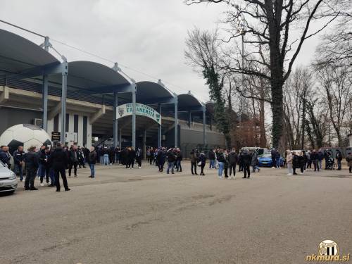 Pred glavnim vhodom. Pred glavnim vhodom.