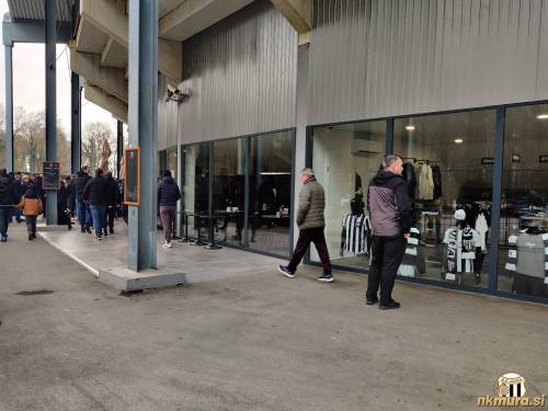 V smeri šanka pod južno tribuno. V smeri šanka pod južno tribuno.