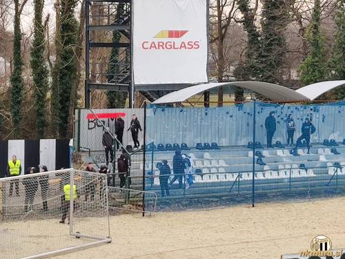 Navijači Nafte so v svojem sektorju z lepilnim trakom izdelali madžarsko zastavo. Navijači Nafte so v svojem sektorju z lepilnim trakom izdelali madžarsko zastavo.