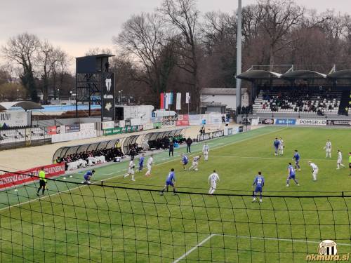 Med tekmo. Med tekmo.