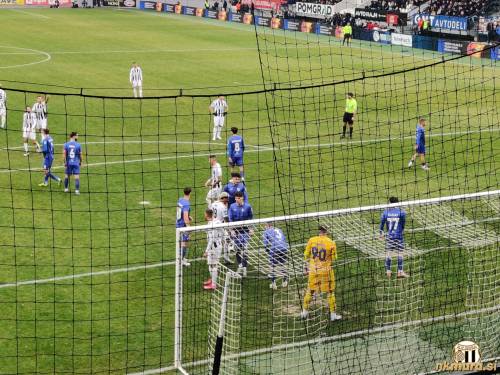 Med tekmo v prvem polčasu. Med tekmo v prvem polčasu.