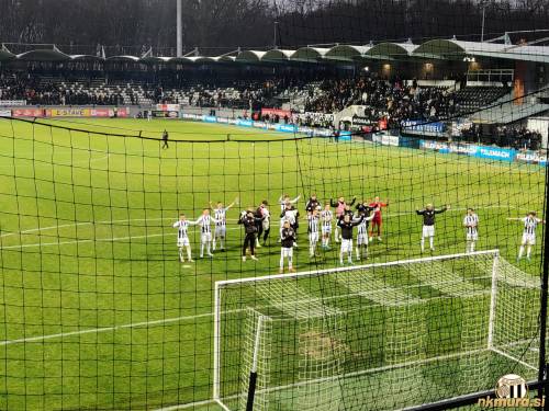 Pozdrav navijačem po koncu tekme. Pozdrav navijačem po koncu tekme.