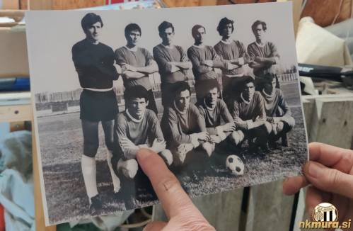 Vladimir Vlaškalić v dresu Radničkega Sombor. Čepi prvi z leve.