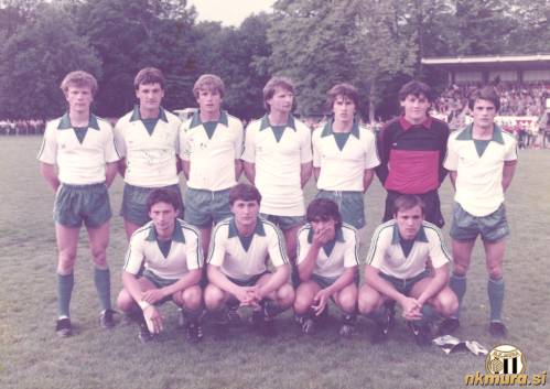 Moštvo Mure pred tekmo z beograjskim Partizanom (2:7) na Fazaneriji junija 1984. Moštvo Partizana je odigralo tekmo v sklopu proslave 60-letnice nogometa v Pomurju. Stojijo (od leve): Kalamar, Balažic, Mertük, Vršič, Gorza, Seršen, Vlaškalić. Čepijo: Ivanič, Oršoš, Cener, Cifer.