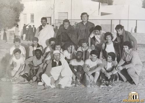 Vladmir Vlaškalić v Libiji. Na fotografiji je prvi z leve v srednji vrsti. Skupinska fotografija moštva Suehli.