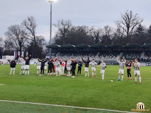 Igralci so po koncu dvoboja s Celjani pozdravili Black Gringose, ki so jih bodrili skozi celotno srečanje. Igralci so po koncu dvoboja s Celjani pozdravili Black Gringose, ki so jih bodrili skozi celotno srečanje.