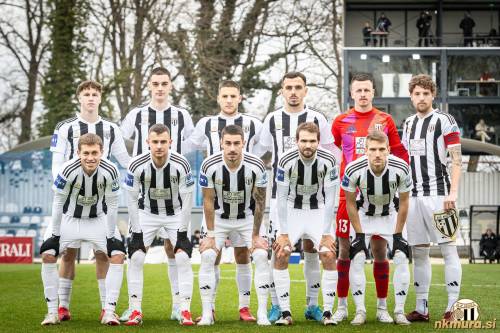 Začetna enajsterica Mure. Stojijo od leve: Jaka Domjan, Borna Proleta, Massimo Decoene, Leard Sadriu, Florijan Raduha in Kai Cipot. Čepijo: Edin Julardžija, Almin Kurtović, Dario Vizinger, Klemen Pucko in Matic Vrbanec. Začetna enajsterica Mure. Stojijo od leve: Jaka Domjan, Borna Proleta, Massimo Decoene, Leard Sadriu, Florijan Raduha in Kai Cipot. Čepijo: Edin Julardžija, Almin Kurtović, Dario Vizinger, Klemen Pucko in Matic Vrbanec.