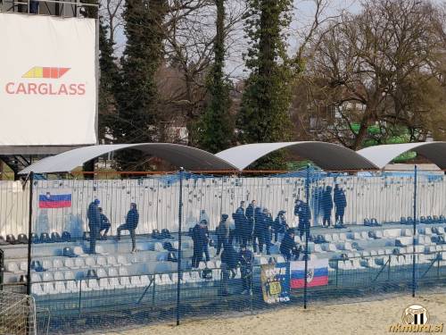 Tekmo si je ogledalo tudi dvajset Celjskih Grofov, ki so v svojem sektorju izobesili slovensko zastavo. Najverjetneje kot odgovor Gorgonam, ki so pred dvema tednoma na tem mestu poveličevale madžarsko zastavo. Tekmo si je ogledalo tudi dvajset Celjskih Grofov, ki so v svojem sektorju izobesili slovensko zastavo. Najverjetneje kot odgovor Gorgonam, ki so pred dvema tednoma na tem mestu poveličevale madžarsko zastavo.