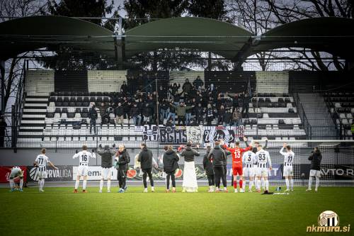 Pozdrav Black Gringosom po koncu tekme. Pozdrav Black Gringosom po koncu tekme.