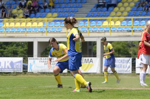 Špela Kolbl se veseli zadetka na tekmi Teleing Pomurje : Rudar Škale (9. junij 2013). Tekma je bila odigrana v beltinskem športnem parku. Špela Kolbl se veseli zadetka na tekmi Teleing Pomurje : Rudar Škale (9. junij 2013). Tekma je bila odigrana v beltinskem športnem parku.