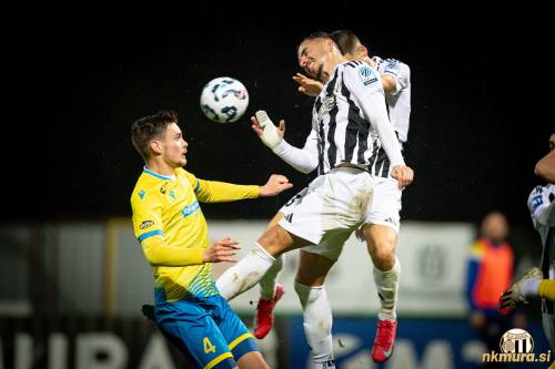 Lan Vidmar (Koper) in Leard Sadriu, ki ga je na današnji tekmi opazoval selektor Kosova Franco Foda. Lan Vidmar (Koper) in Leard Sadriu, ki ga je na današnji tekmi opazoval selektor Kosova Franco Foda.