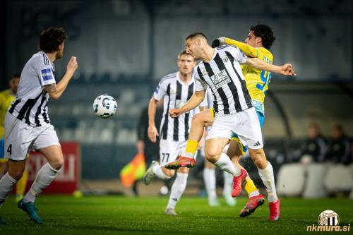 Borba za vsako žogo. Massimo Decoene in Kamil Manseri. Akcijo opazujeta Kai Cipot (št. 4) in Matic Vrbanec (št. 77). Borba za vsako žogo. Massimo Decoene in Kamil Manseri. Akcijo opazujeta Kai Cipot (št. 4) in Matic Vrbanec (št. 77).