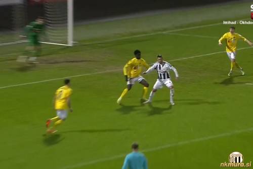 Branilec Brava N'guessan je pred očmi glavnega sodnika Davida Šmajca v 71. minuti v kazenskem prostoru pohodil Marošo. Ne glavni sodnik ne VAR sodniki niso zaznali prekrška. Branilec Brava N'guessan je pred očmi glavnega sodnika Davida Šmajca v 71. minuti v kazenskem prostoru pohodil Marošo. Ne glavni sodnik ne VAR sodniki niso zaznali prekrška.