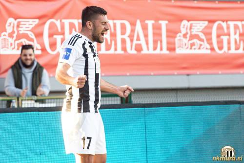 Amadej Maroša se veseli 120. zadetka za Muro.