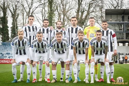 Stojijo od leve: Proleta, Mlinar, Pucko, Sadriu, Raduha in Maroša. Čepijo: Antolin, Kurtović, Pišek, Vrbanec in Vizinger. Stojijo od leve: Proleta, Mlinar, Pucko, Sadriu, Raduha in Maroša. Čepijo: Antolin, Kurtović, Pišek, Vrbanec in Vizinger.