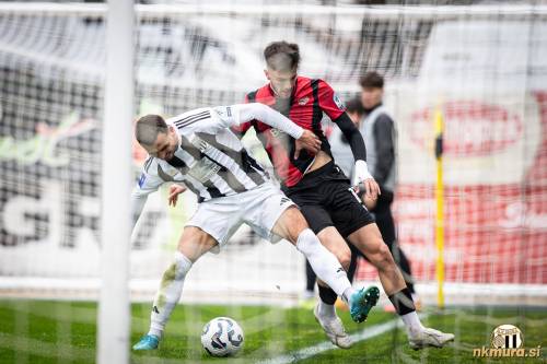 Leard Sadriu si gradi žogo ob gol avt črti. Leard Sadriu si gradi žogo ob gol avt črti.