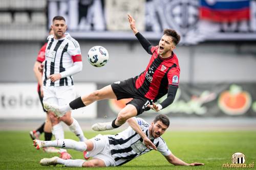 Frano Mlinar in Žan Bešir. Akcijo opazuje Amadej Maroša. Frano Mlinar in Žan Bešir. Akcijo opazuje Amadej Maroša.