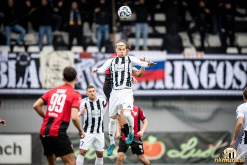 Aljaž Antolin v skoku za žogo. Aljaž Antolin v skoku za žogo.