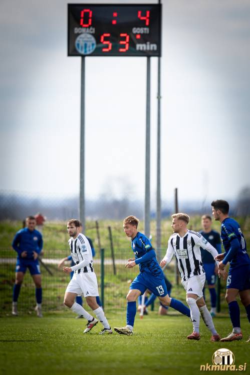V 53. minuti je bilo že 0:4. Na fotografiji sta Klemen Pucko in Aljaž Antolin. V 53. minuti je bilo že 0:4. Na fotografiji sta Klemen Pucko in Aljaž Antolin.