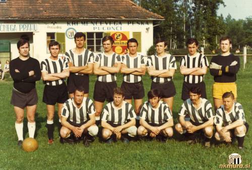 Nogometaši Mure leta 1967, ko so se uvrstili v II. zvezno ligo. Stojijo od leve: Vrdjuka, Tkalčec, Glažar, Kerčmar, Miloševič, Puškarič, Rebrica in Pihler. Čepijo: Koblencer, Sečko, J. Martinuzzi, J. Horvat in Matjašec. Nogometaši Mure leta 1967, ko so se uvrstili v II. zvezno ligo. Stojijo od leve: Vrdjuka, Tkalčec, Glažar, Kerčmar, Miloševič, Puškarič, Rebrica in Pihler. Čepijo: Koblencer, Sečko, J. Martinuzzi, J. Horvat in Matjašec.