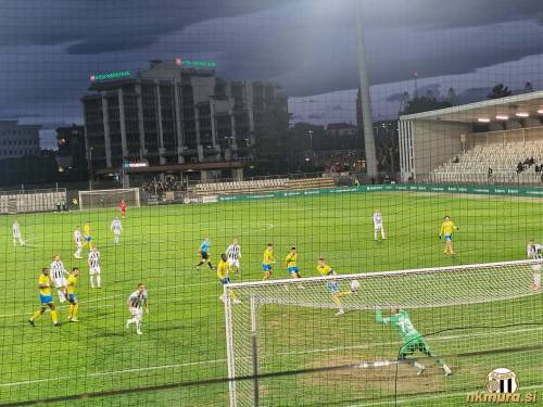 Strel Antolina z dvajsetih metrov. Strel Antolina z dvajsetih metrov.