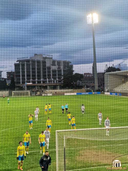 Odhod igralcev v slačilnico. Odhod igralcev v slačilnico.