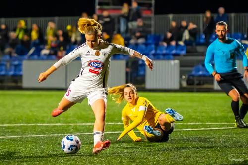 Noelle Vilčnik je preigrala igralko Radomelj in povedla murašice v vodstvo. Noelle Vilčnik je preigrala igralko Radomelj in povedla murašice v vodstvo.