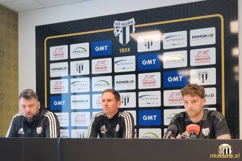 Smiljan Kuhar (medijski predstavnik), Matjaž Kek in Kai Cipot na novinarski konfrrenci pred 65. prvenstvenim prekmurskim derbijem.