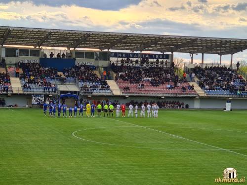 Pogled na slabo zapolnjene tribune lendavskega stadiona. Pogled na slabo zapolnjene tribune lendavskega stadiona.