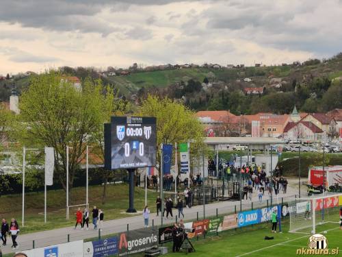 Pogled na glavni vhod pred pričetkom tekme. Pogled na glavni vhod pred pričetkom tekme.