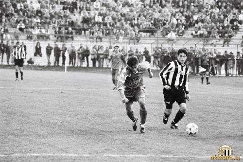 Prekmursko - štajerski derbi, 25. marca 1995. Na fotografiji sta Gregor Židan (Maribor) in Danijel Brezič (Mura). Prekmursko - štajerski derbi, 25. marca 1995. Na fotografiji sta Gregor Židan (Maribor) in Danijel Brezič (Mura).