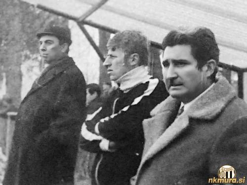 Srbski strokovnjak Stevo Pozder (desno) je Muro vodil tri sezone. Skrajno levo je nekdanji igralec in funkcionar Mure Rudi Merica. Na sredini je vratar Mure Jože Horvat. Srbski strokovnjak Stevo Pozder (desno) je Muro vodil tri sezone. Skrajno levo je nekdanji igralec in funkcionar Mure Rudi Merica. Na sredini je vratar Mure Jože Horvat.