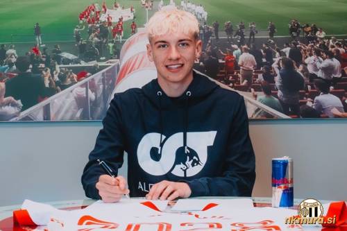 Miha ob podpisu pogodbe z Red Bull Salzburgom. Miha ob podpisu pogodbe z Red Bull Salzburgom.